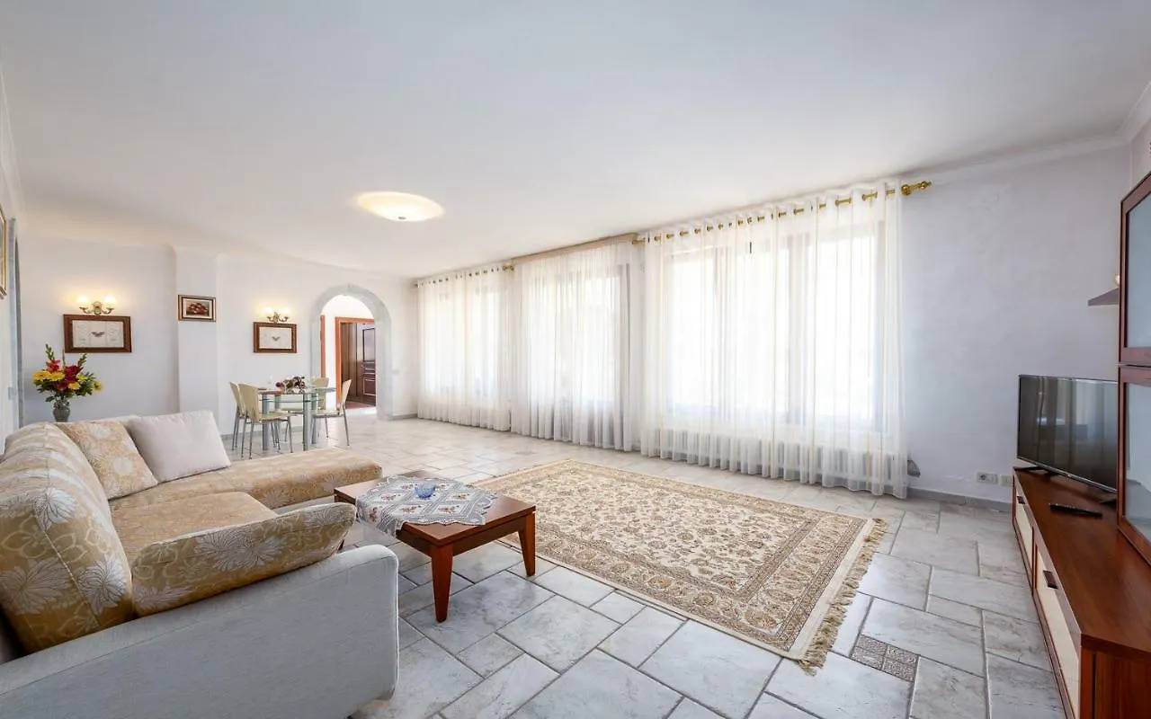 Royal House With Apartment Umag