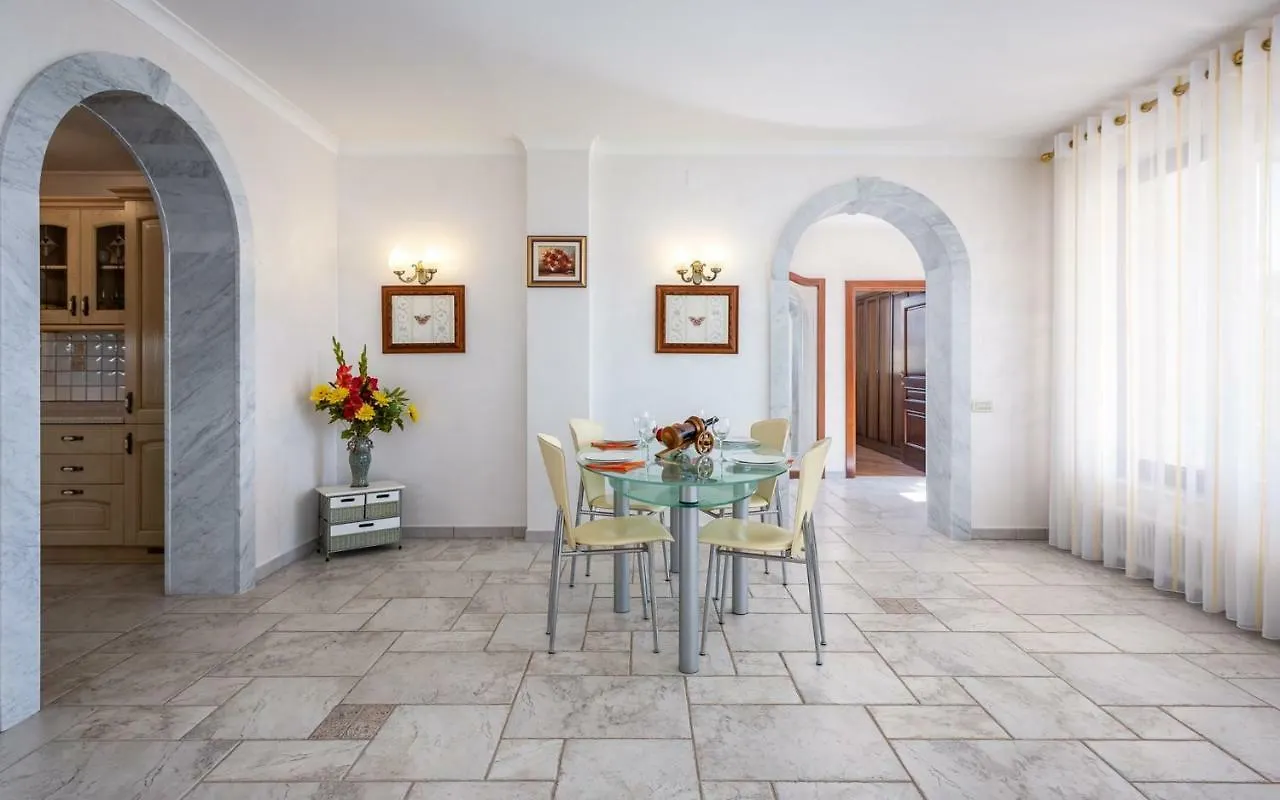Royal House With Apartment Umag 0*,