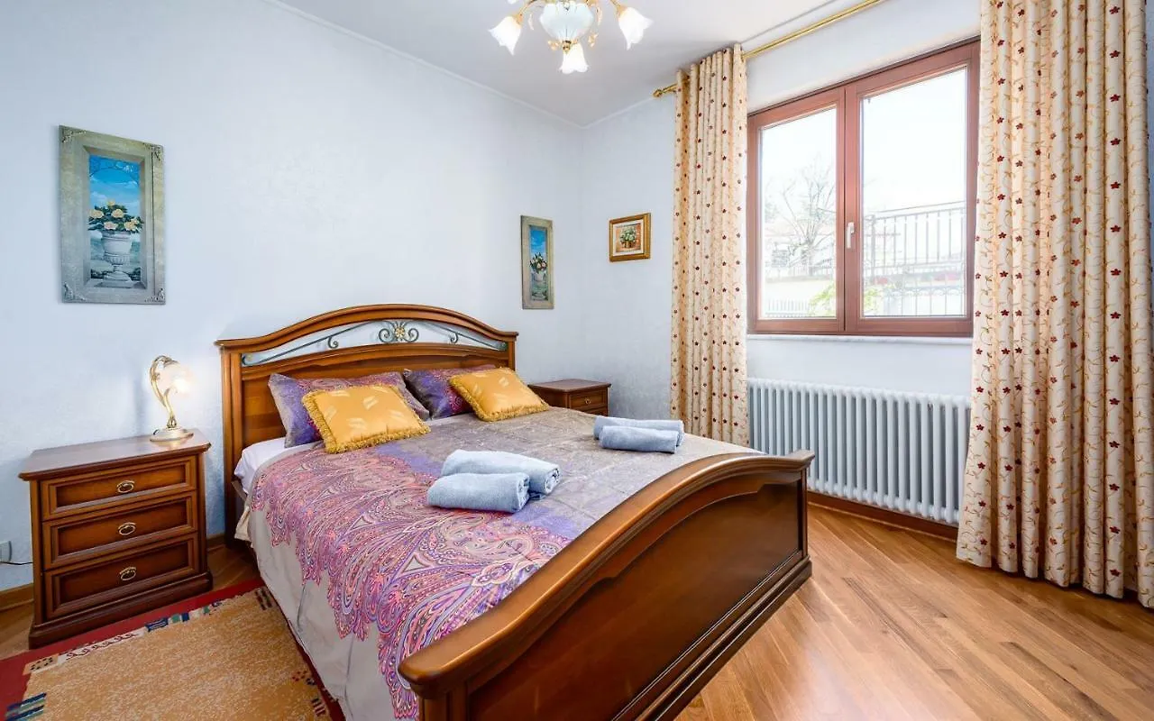 Royal House With Apartment Umag