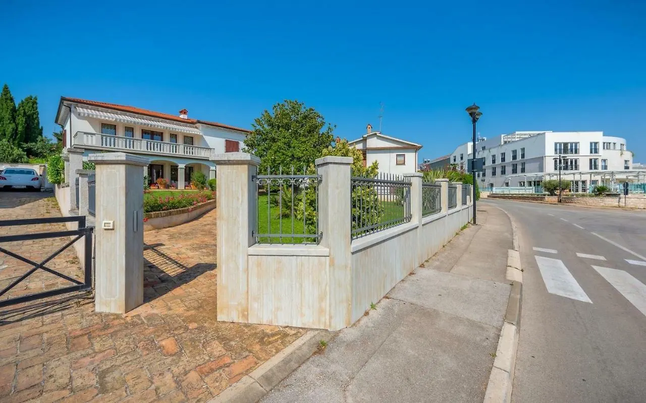Royal House With Apartment Umag